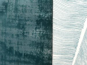 Aperçu tissu du coussin de méditation et coussin de yoga fait main en France en velours bleu et motifs feuilles