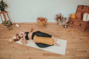 Posture étirement yin yoga bolster
