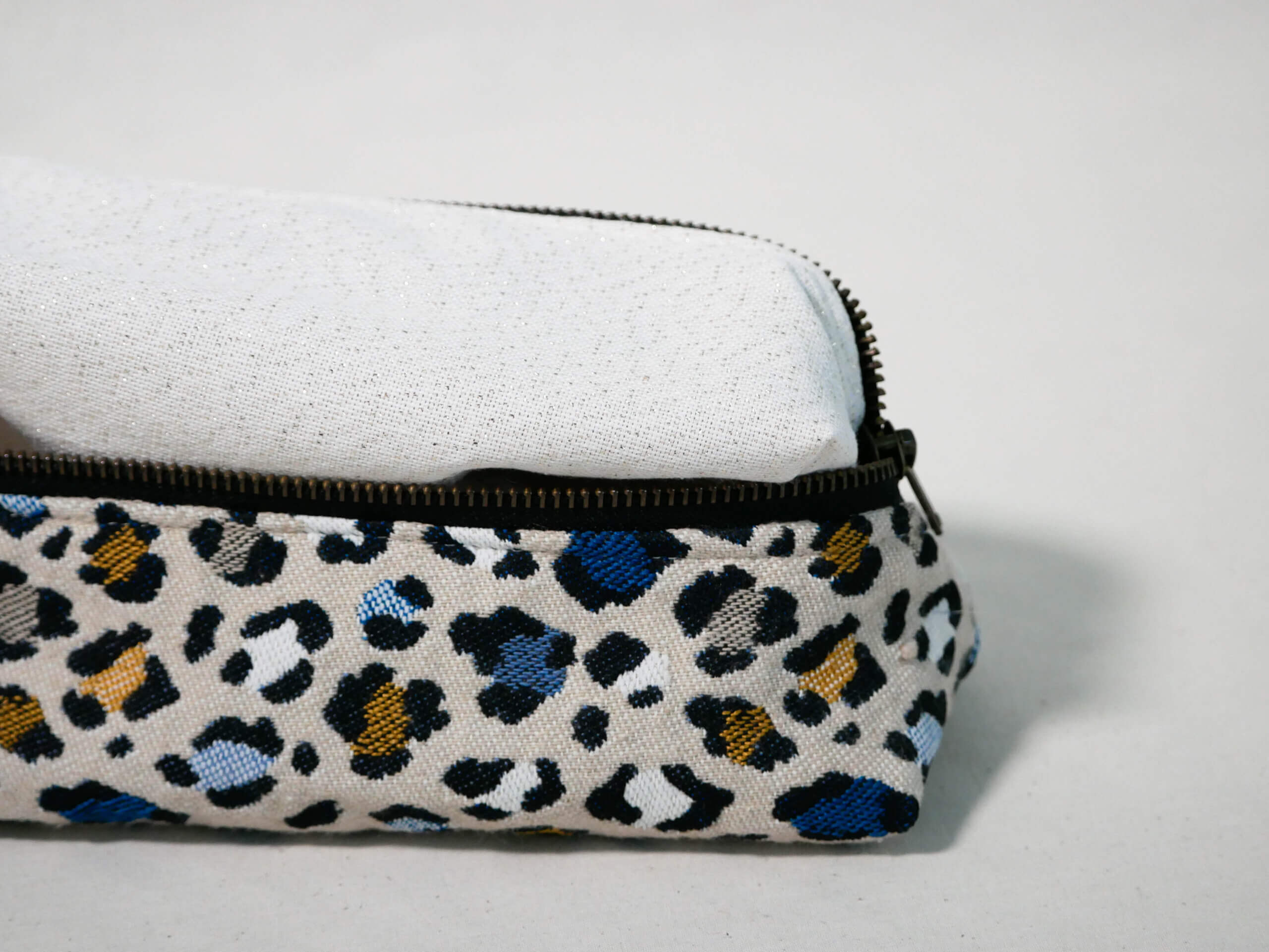 Détails trousse de toilette léopard