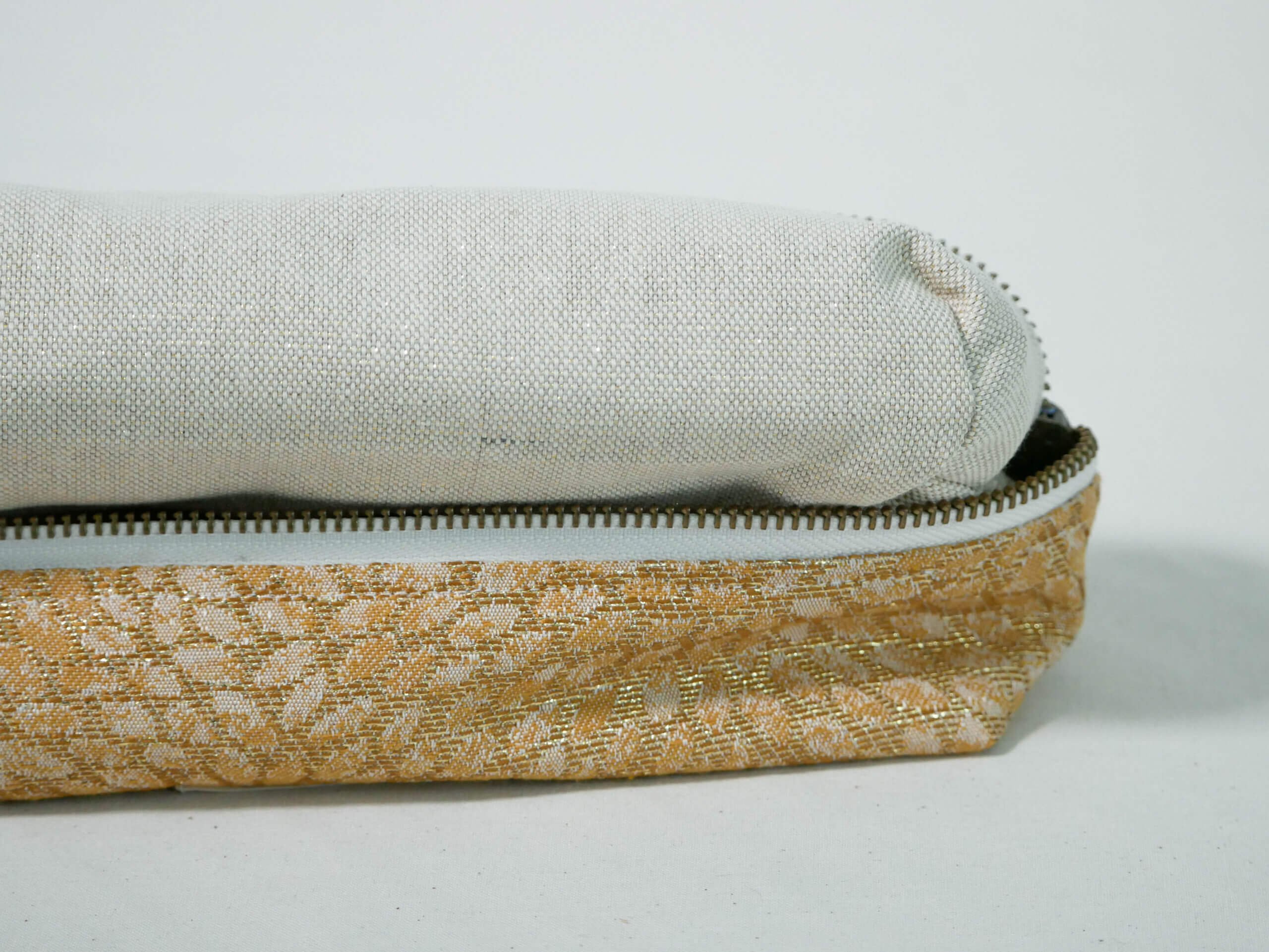 Détails trousse jaune paillettée